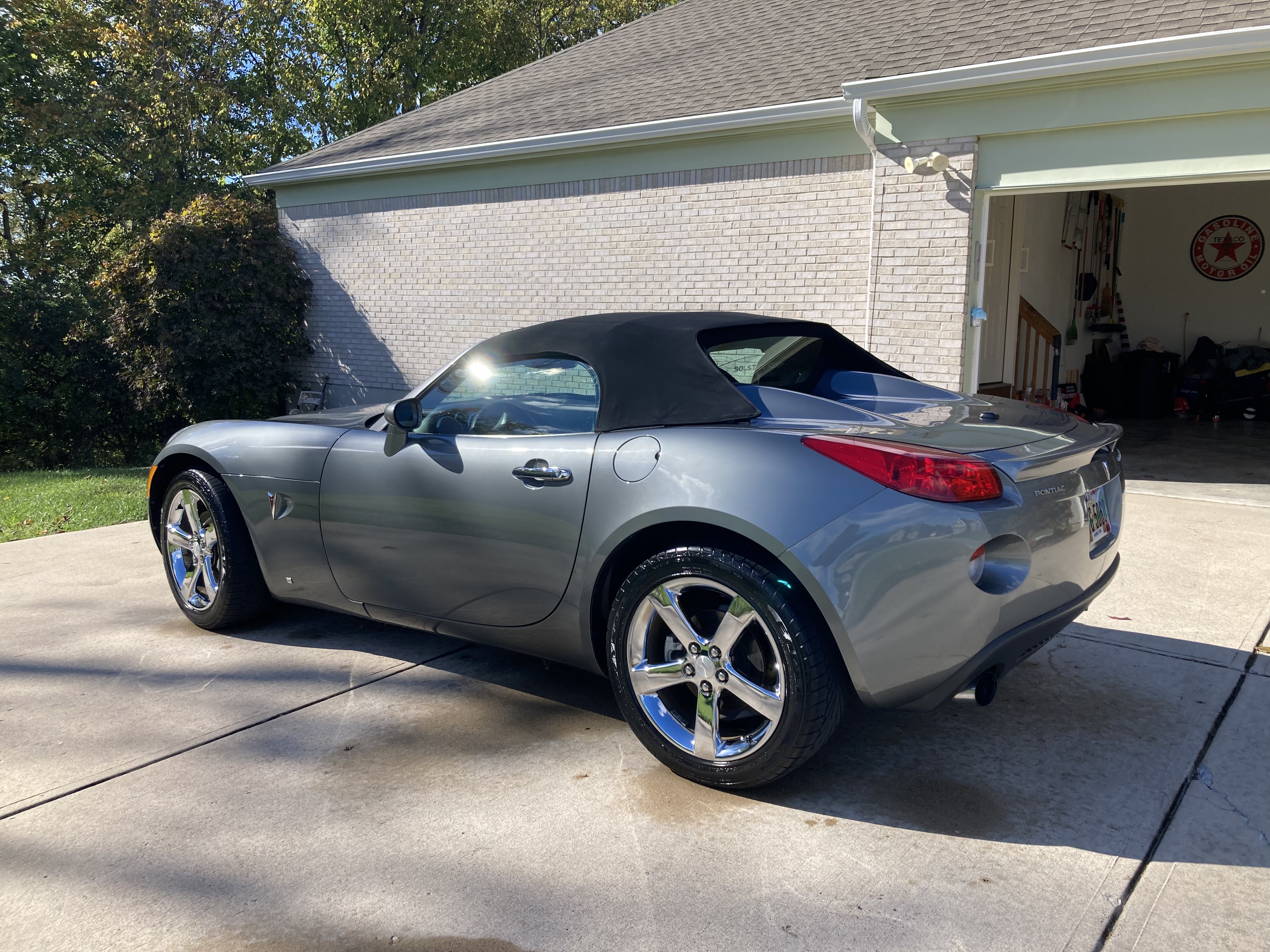 Used 2007 Pontiac Solstice GXP w/ Premium Package RWD image 2