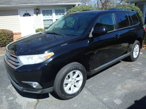Used 2012 Toyota Highlander Limited w/ Tech Pkg image 2