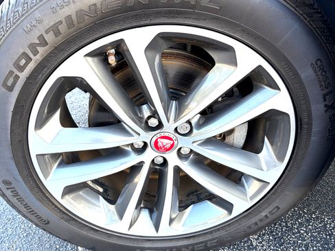 Used 2018 Jaguar F-PACE Premium image 2