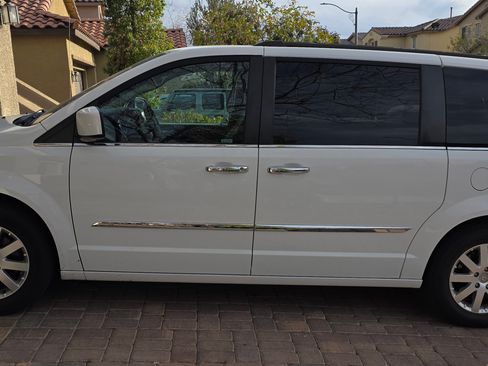 Used 2016 Chrysler Town & Country Touring w/ Driver Convenience Group image 2