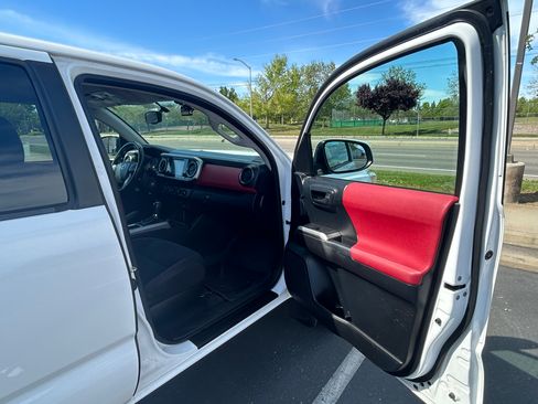 Used 2016 Toyota Tacoma SR5 w/ SR5 Appearance Package (DN) image 17