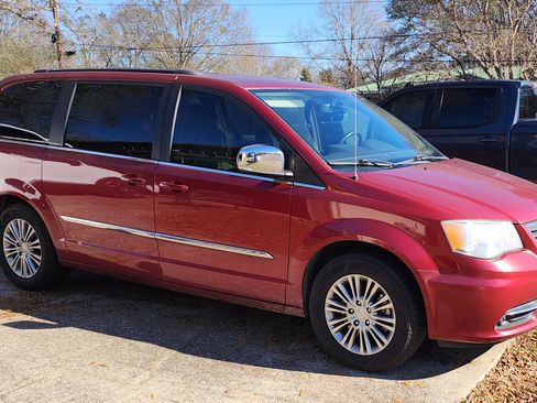Used 2013 Chrysler Town & Country Touring-L w/ Entertainment Group #2 image 1