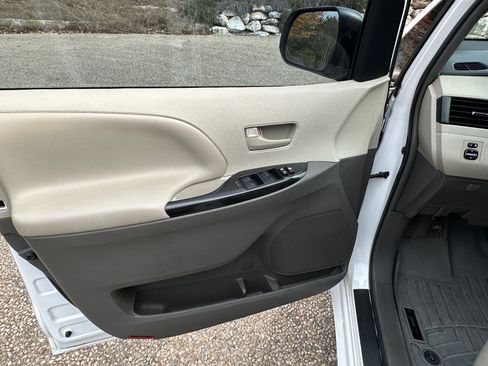 Used 2014 Toyota Sienna LE image 6