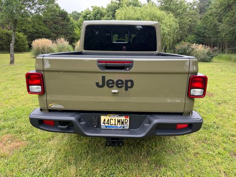 Used 2025 Jeep Gladiator Sport AWD/4WD image 5