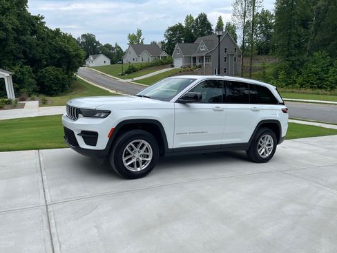Used 2023 Jeep Grand Cherokee Laredo X AWD/4WD image 2