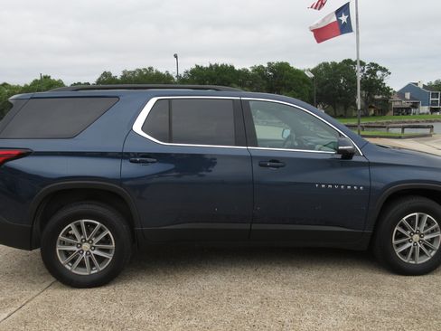 Used 2023 Chevrolet Traverse LT w/ LPO, Floor Liner Package FWD image 6