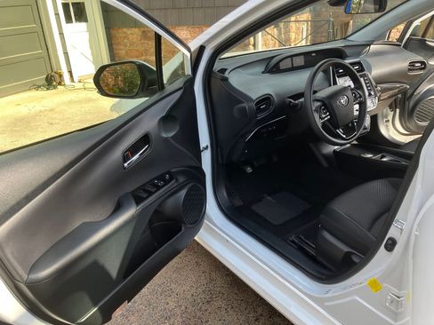 Used 2022 Toyota Prius LE image 15