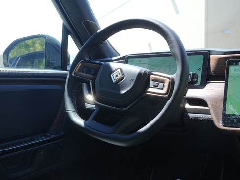 Used 2026 Rivian R1T Premium image 27