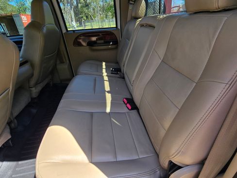 Used 2006 Ford F550 176 W.B. 4D image 12