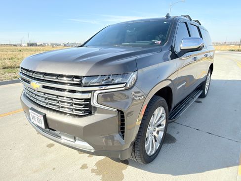 Used 2021 Chevrolet Suburban Premier image 2