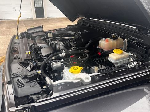 Used 2018 Jeep Wrangler Unlimited Sahara image 16