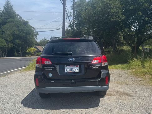 Used 2010 Subaru Outback 2.5i Premium AWD/4WD image 6