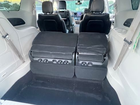 Used 2018 Chrysler Pacifica Limited FWD image 29