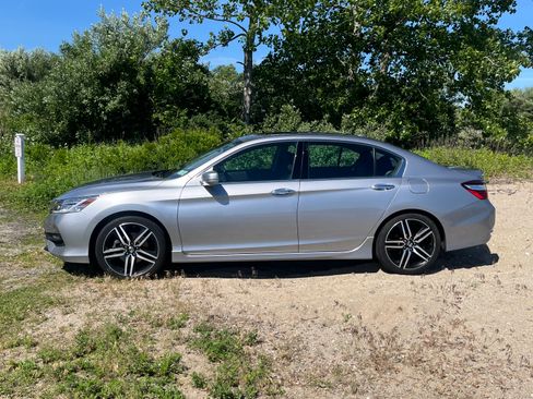 Used 2017 Honda Accord Touring image 6