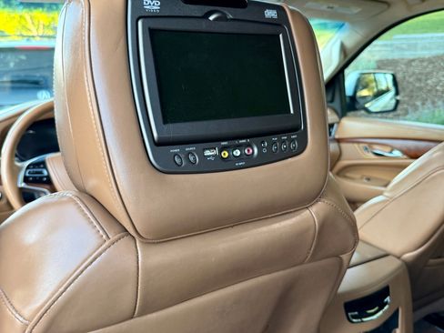 Used 2016 Cadillac Escalade Platinum AWD/4WD image 18