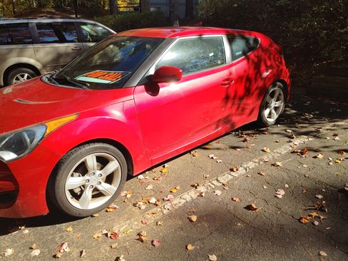 Used 2014 Hyundai Veloster image 2