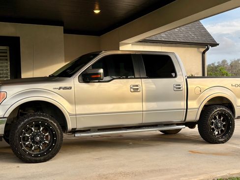 Used 2010 Ford F150 Lariat image 1