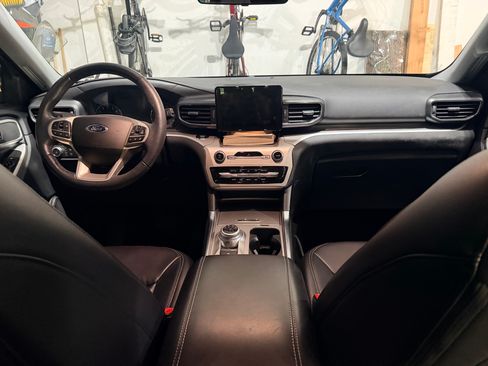 Used 2021 Ford Explorer XLT w/ Equipment Group 202A RWD image 2