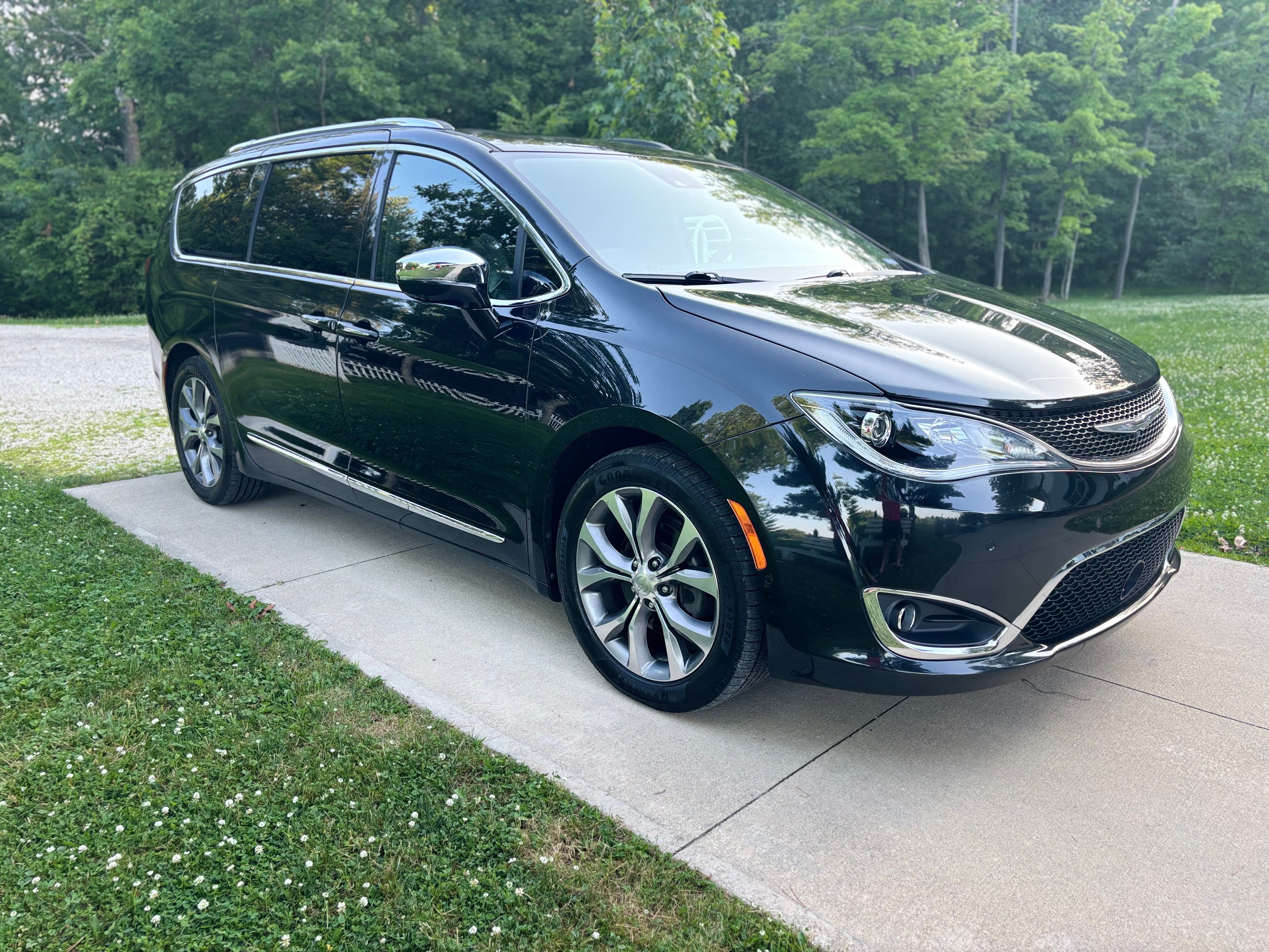 Used 2020 Chrysler Pacifica Limited FWD image 4