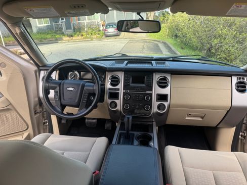 Used 2017 Ford Expedition XLT image 4