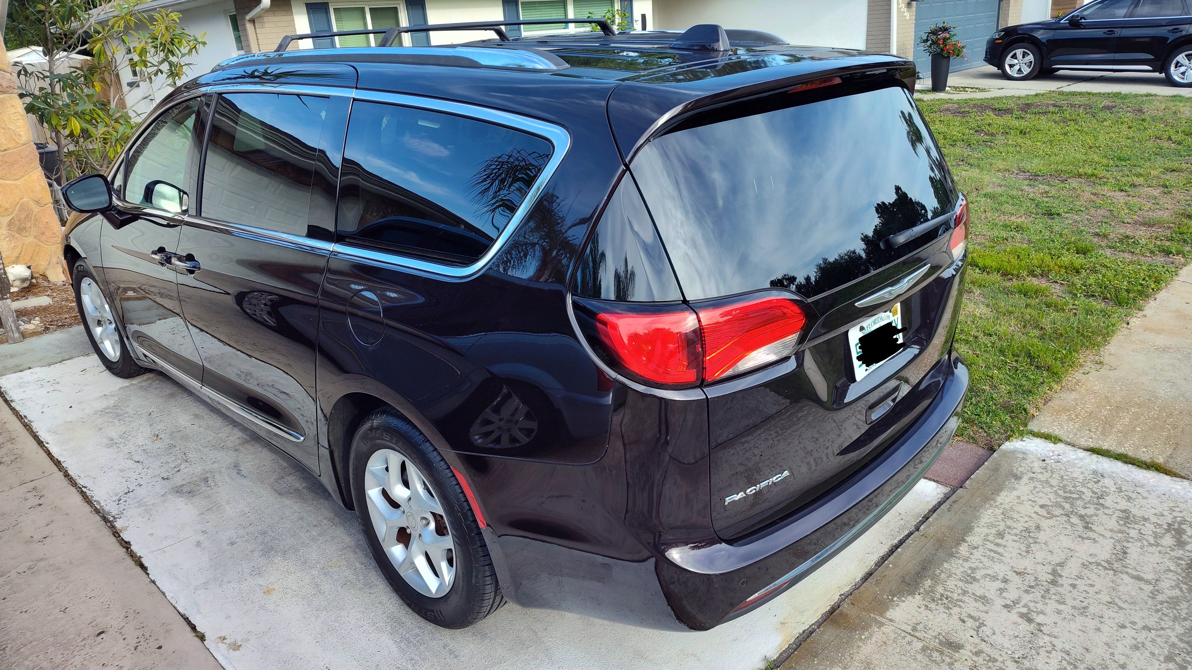 Used 2017 Chrysler Pacifica Touring-L Plus w/ Tire & Wheel Group FWD image 12