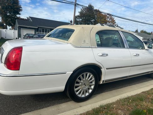 Used 2003 Lincoln Town Car Signature image 4