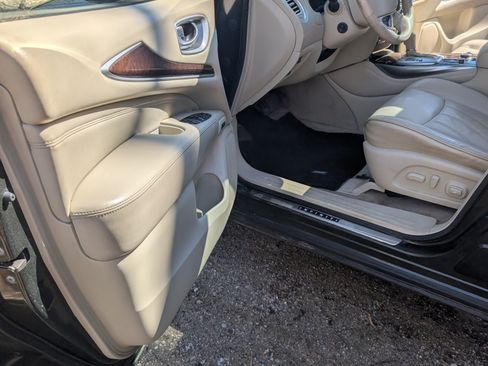 Used 2013 INFINITI JX35 35 Sport Utility 4D w/ Premium Pkg image 11