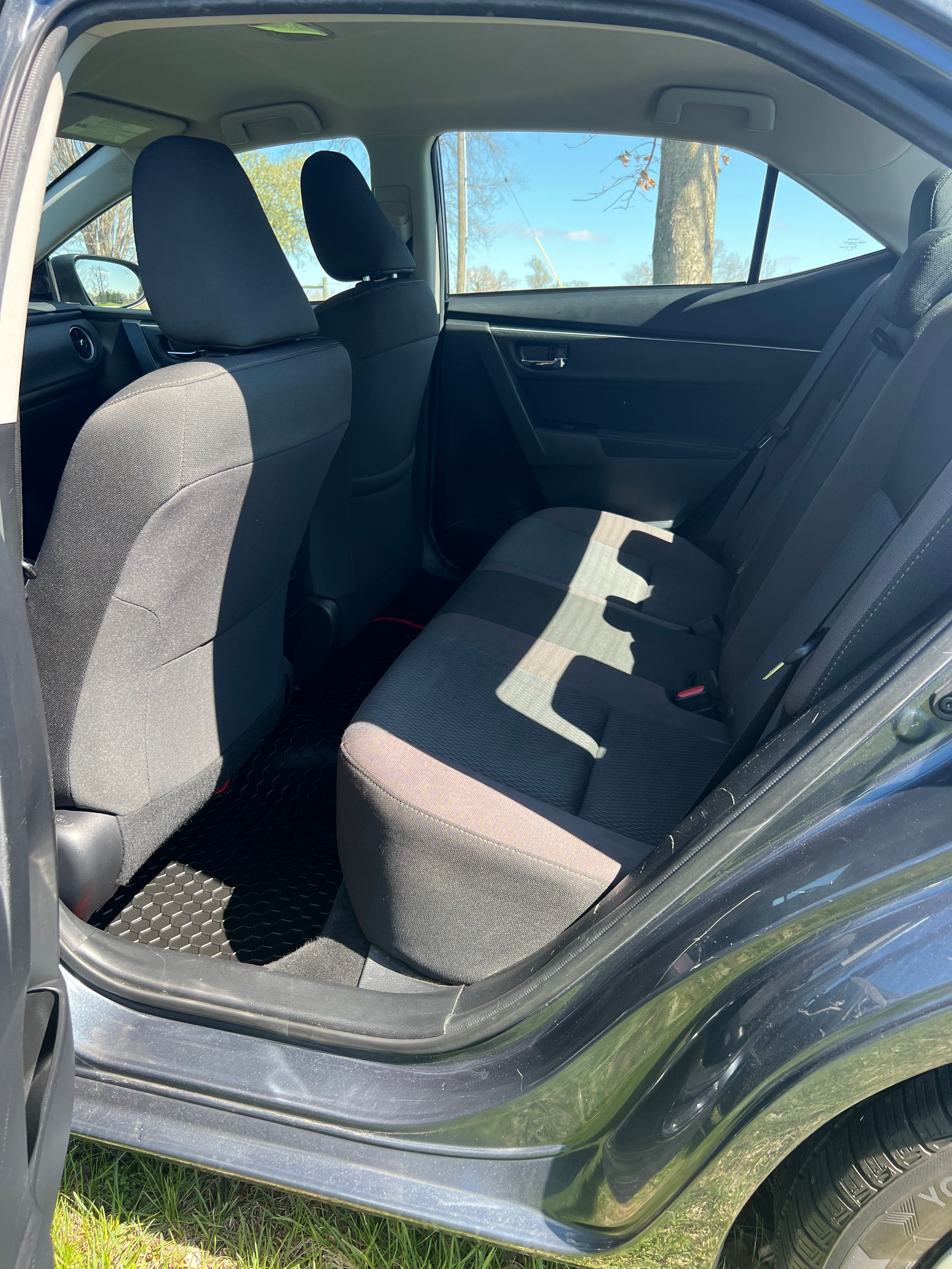 Used 2017 Toyota Corolla LE w/ Carpet Mat Package (TMS) FWD image 5