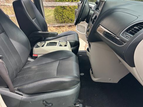 Used 2016 Chrysler Town & Country Touring-L image 12