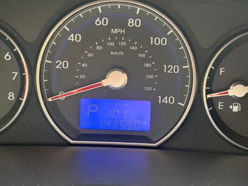 Used 2011 Hyundai Santa Fe Limited FWD image 12