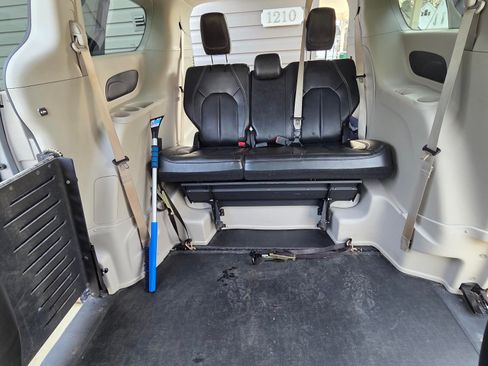 Used 2020 Chrysler Voyager Lxi image 8