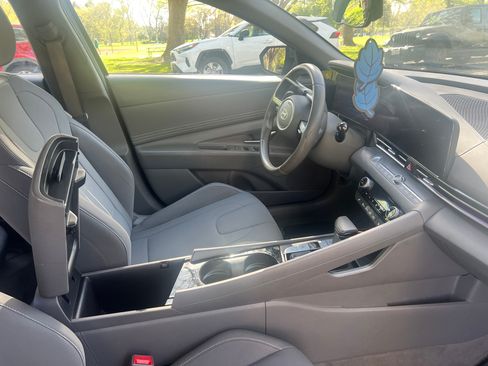 Used 2024 Hyundai Elantra SEL w/ Convenience Package image 11