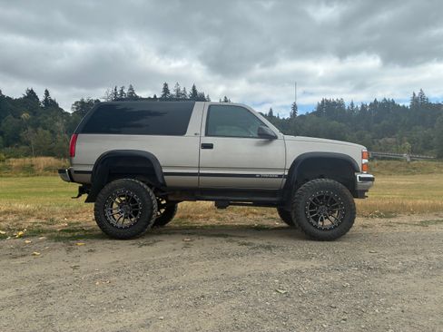 Used 1998 Chevrolet Tahoe 4WD 2-Door w/ Preferred Equipment Group 2 image 2