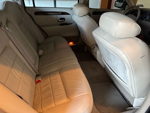 Used 2000 Lincoln Town Car Signature image 5