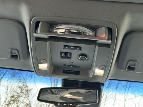 Used 2017 Chevrolet Suburban LT image 17