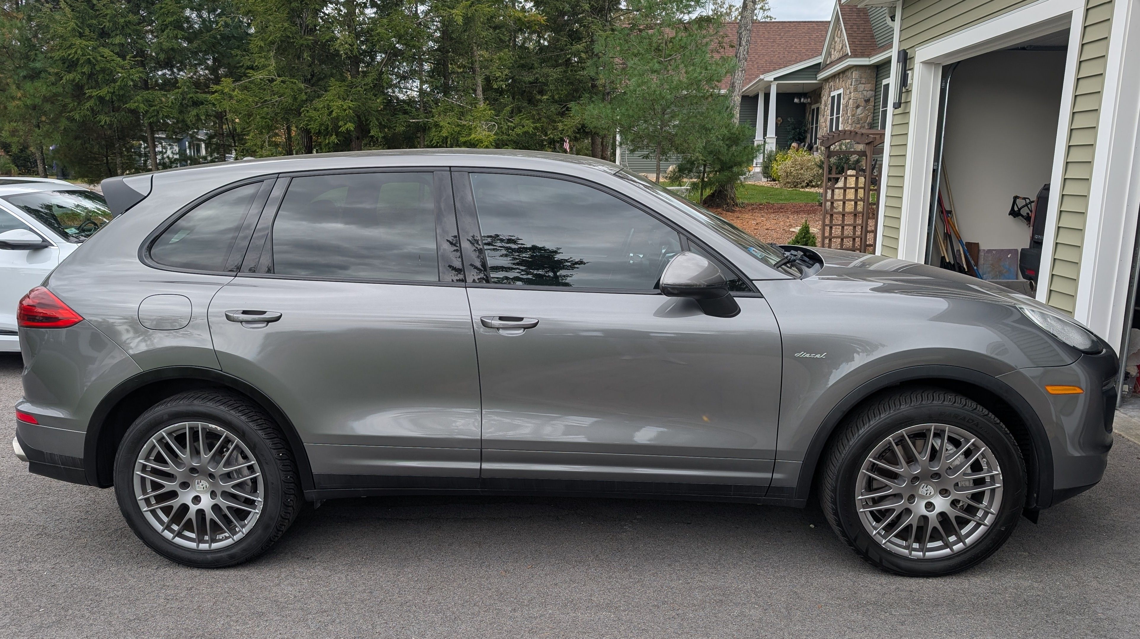 Used 2015 Porsche Cayenne Diesel AWD/4WD image 2