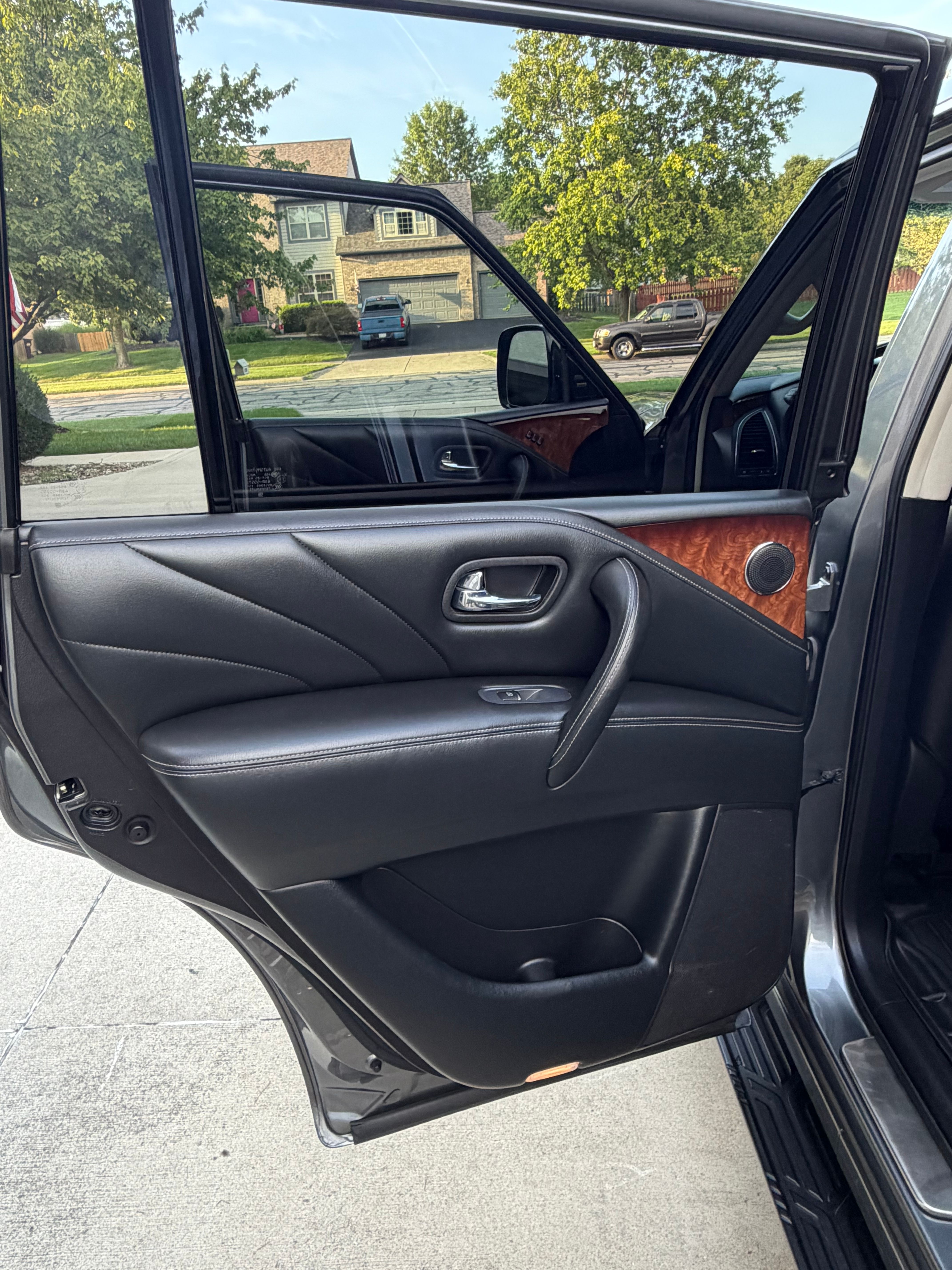 Used 2017 INFINITI QX80 4WD w/ Deluxe Technology Package image 21