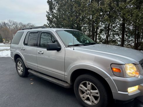 Used 2010 Ford Explorer XLT image 2