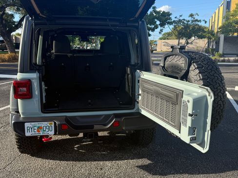 Used 2024 Jeep Wrangler Unlimited Rubicon image 16
