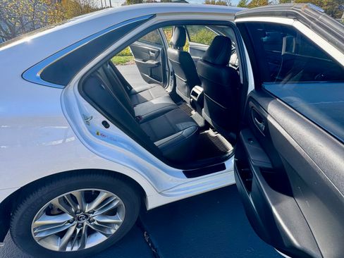 Used 2015 Toyota Camry SE w/ Moonroof Package FWD image 2