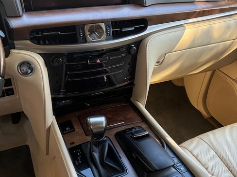 Used 2020 Lexus LX 570 4WD w/ Luxury Package image 13