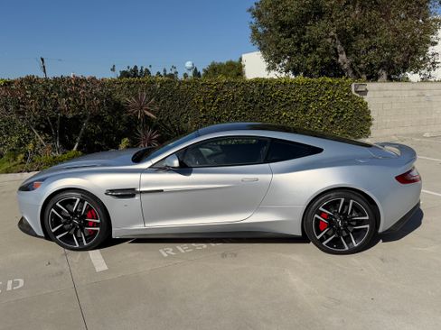Used 2016 Aston Martin Vanquish Coupe 2D image 11