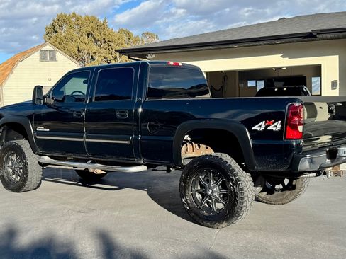 Used 2006 Chevrolet Silverado 2500 LT w/ Heavy-Duty Power Package image 6