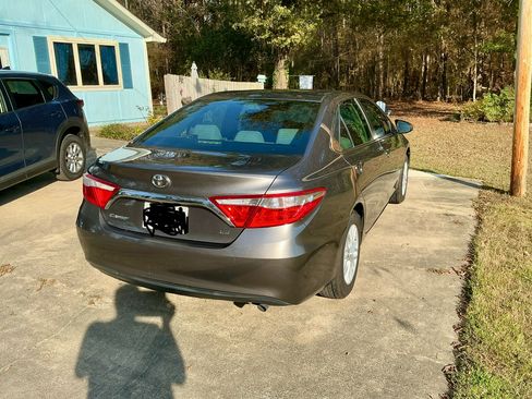 Used 2016 Toyota Camry LE image 4