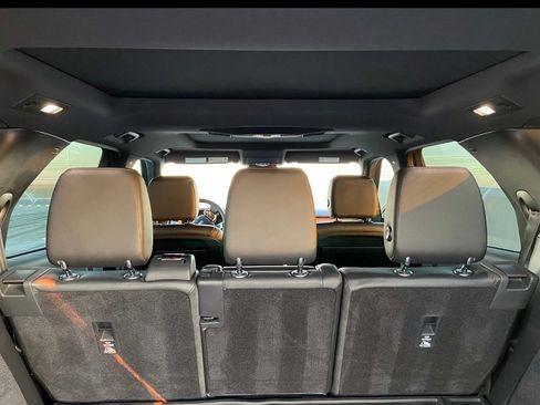 Used 2018 Land Rover Discovery HSE AWD/4WD image 11