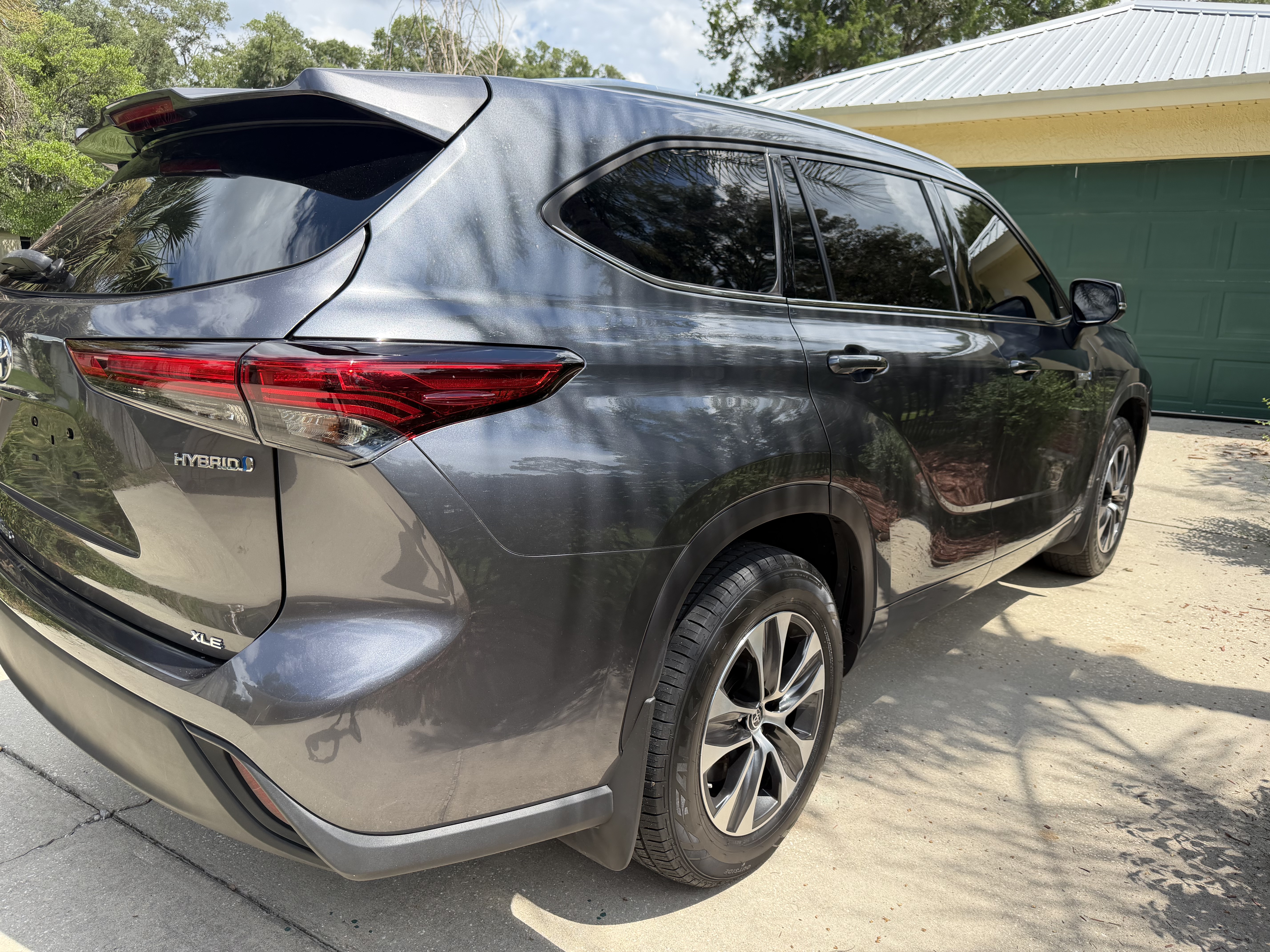 Used 2020 Toyota Highlander XLE AWD/4WD image 2