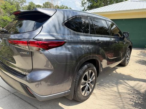 Used 2020 Toyota Highlander XLE AWD/4WD image 2