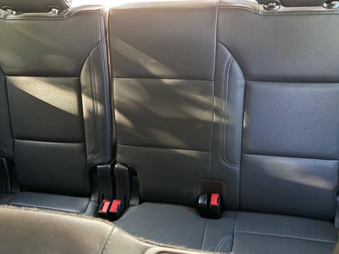 Used 2022 Chevrolet Suburban LT RWD image 12