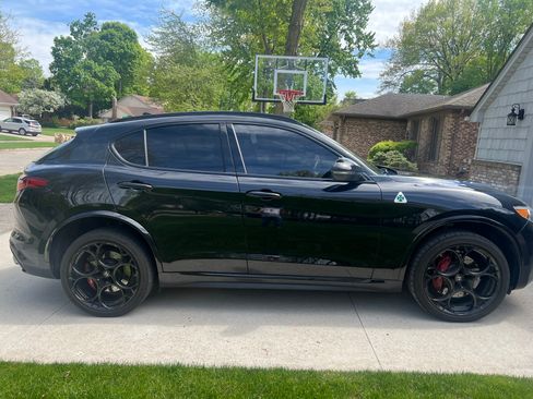Used 2023 Alfa Romeo Stelvio Quadrifoglio image 13