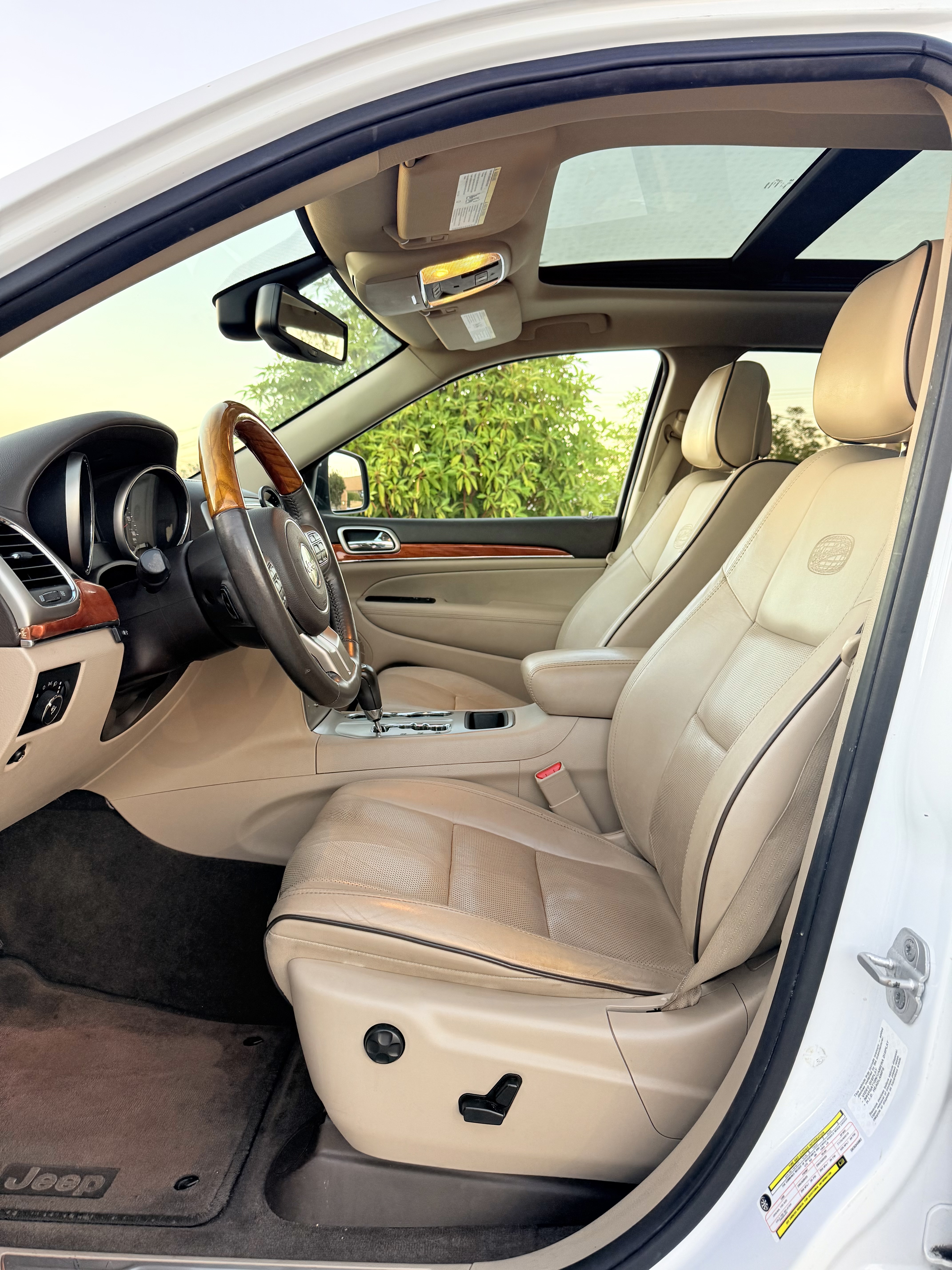 Used 2013 Jeep Grand Cherokee Overland w/ Advance Technology Group RWD image 21
